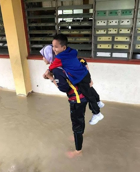 Nu giao vien xinh dep duoc khen ngoi vi cong hoc sinh qua nuoc lu hinh anh 1