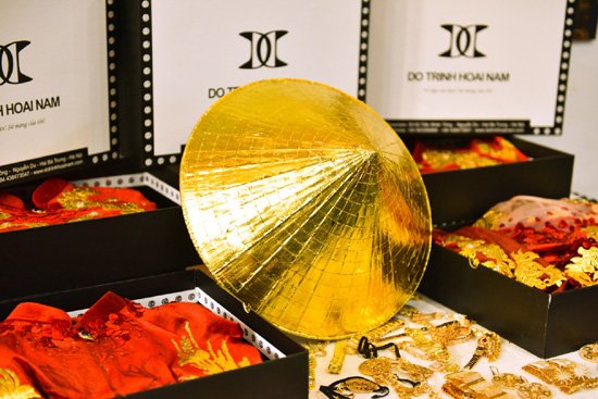 Lần đầu tiên có NTK dát vàng 9999 lên nón lá giới thiệu BST tại Úc