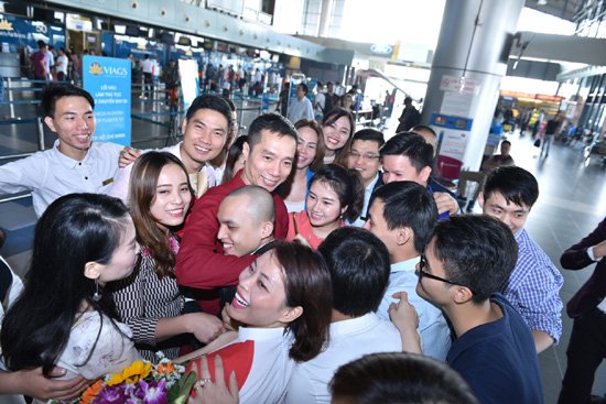Lần đầu tiên có NTK dát vàng 9999 lên nón lá giới thiệu BST tại Úc