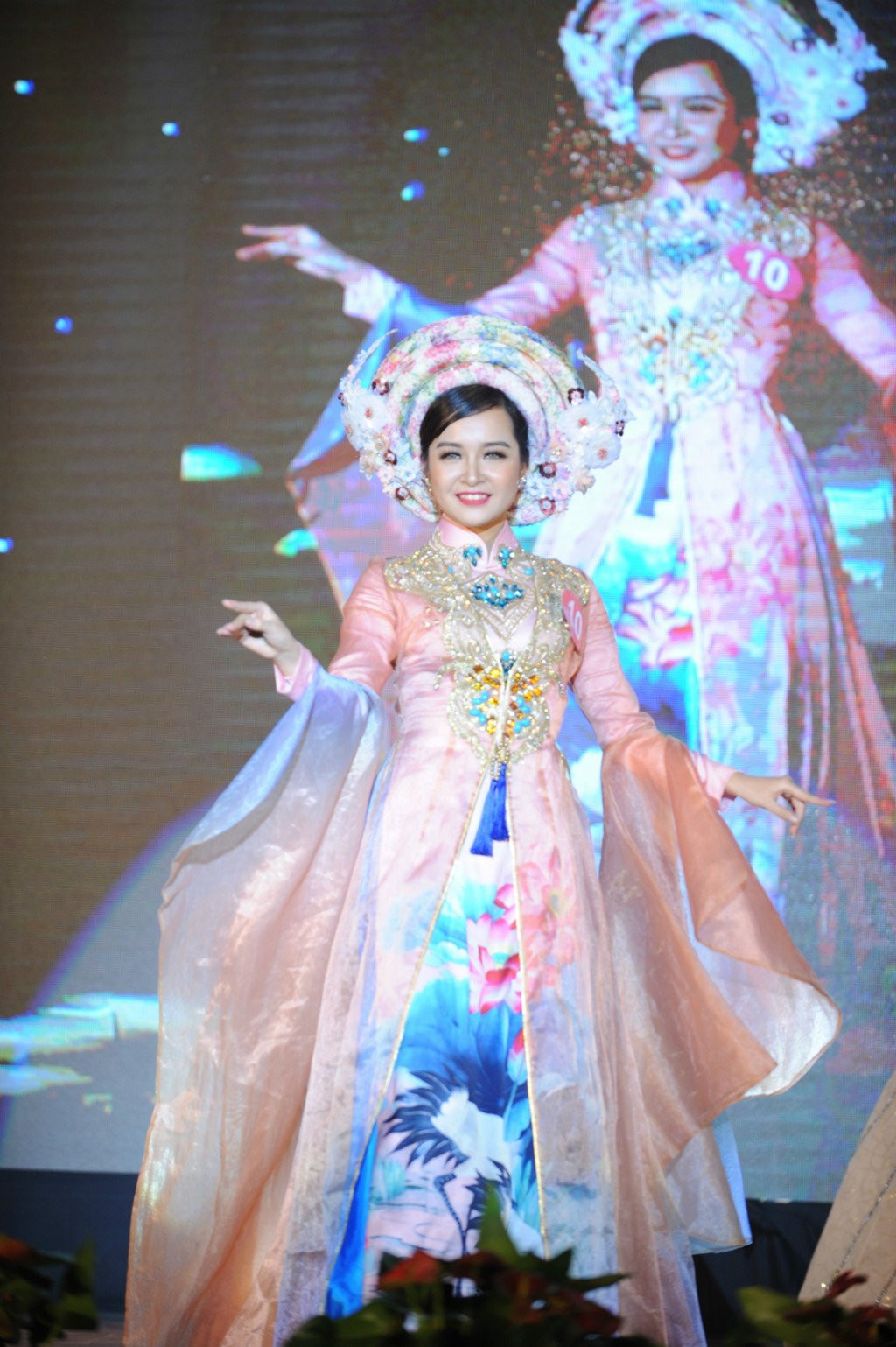 Pho chu nhiem CLB mua xinh dep: 'Nho la fan Kpop nen biet cach cu xu' hinh anh 1