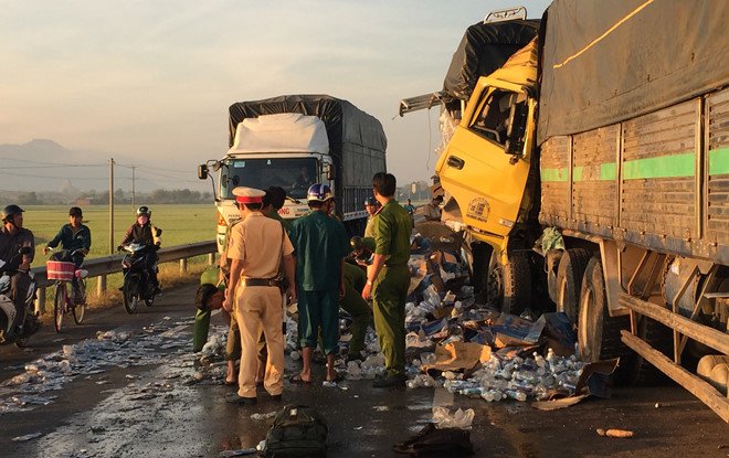 Tai xe 26 tuoi tu vong khi dam vao duoi xe tai no lop giua duong hinh anh 2