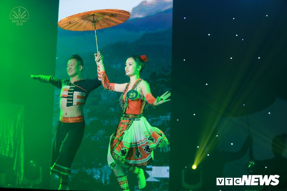 Trߦºn Ho+áng Dung 12