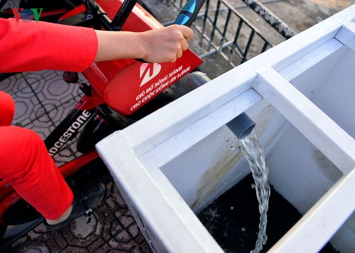 vov_xe_dap_lo_nuoc_ho_Hoang_Cau_hong_nang_14_PGVR 11