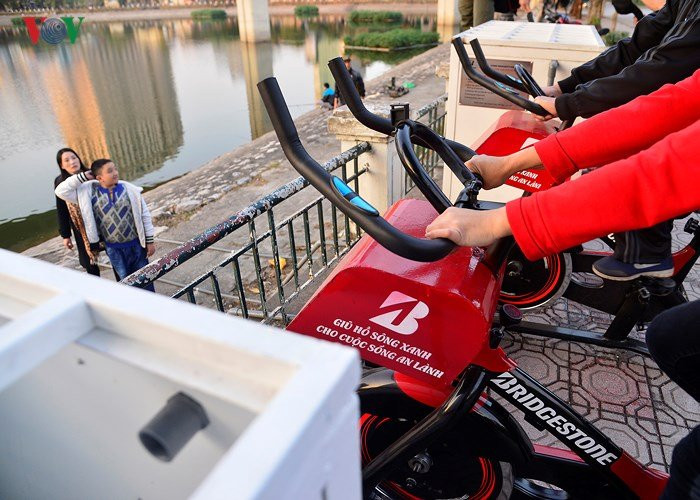 vov_xe_dap_lo_nuoc_ho_Hoang_Cau_hong_nang_15_GTUJ 12