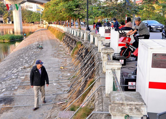 vov_xe_dap_lo_nuoc_ho_Hoang_Cau_hong_nang_1_IHSC