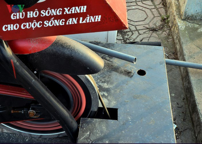 vov_xe_dap_lo_nuoc_ho_Hoang_Cau_hong_nang_4_NGRI 4