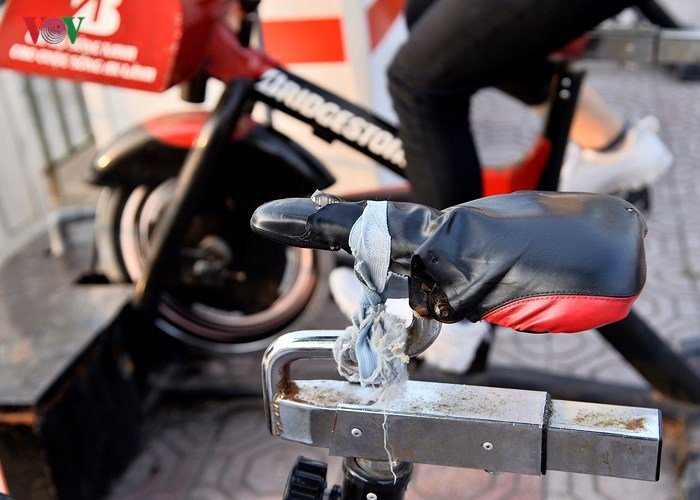 vov_xe_dap_lo_nuoc_ho_Hoang_Cau_hong_nang_6_LMJL 6