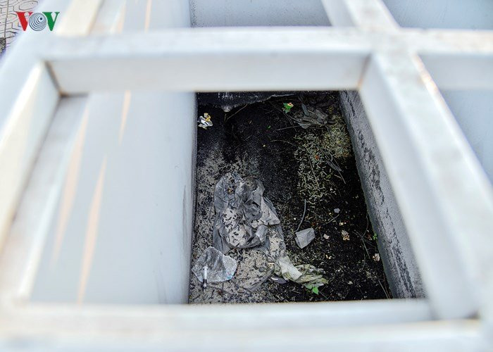 vov_xe_dap_lo_nuoc_ho_Hoang_Cau_hong_nang_9_HYAT 10