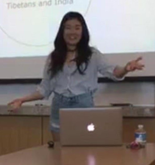 sinh-vien-coi-bo-het-quan-ao-khi-thuyet-trinh-luan-van-tot-nghiep-4