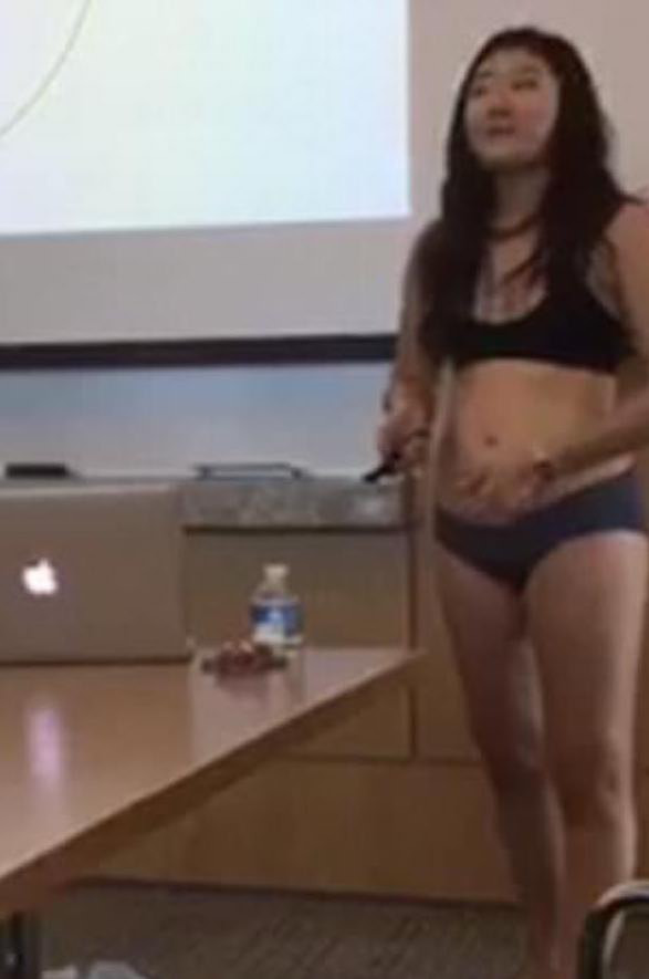 sinh-vien-coi-bo-het-quan-ao-khi-thuyet-trinh-luan-van-tot-nghiep-5 (1)