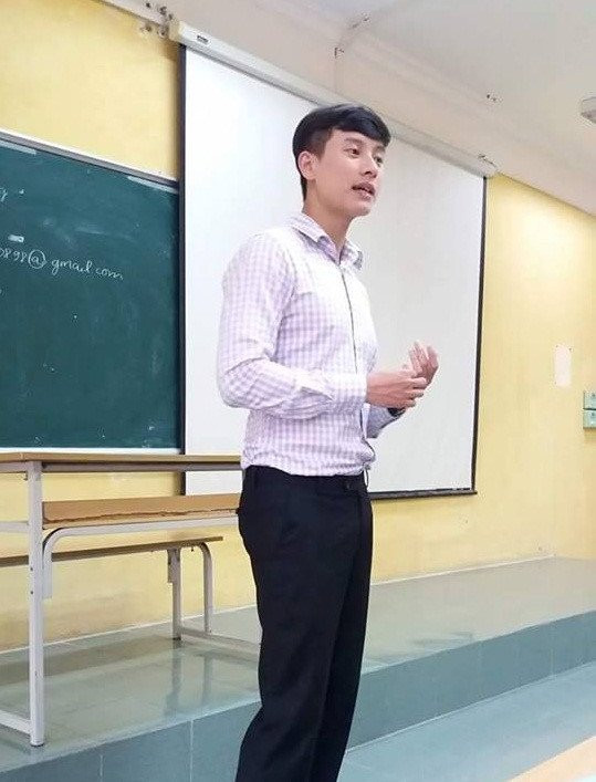 Nam giang vien Hoc vien Ngan hang noi tieng sau anh chup len dep trai hinh anh 2