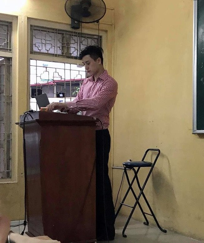 Nam giang vien Hoc vien Ngan hang noi tieng sau anh chup len dep trai hinh anh 1