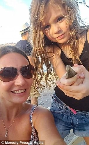 Nghe giong hat cua co be 6 tuoi bi ung thu va hoc cach de can dam hinh anh 5