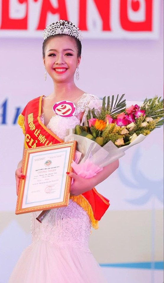 Bi phat hat truoc lop, nu sinh DH Vinh bat ngo gay chu y hinh anh 5