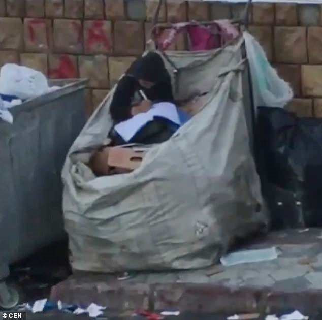 Be gai ti nan ngoi hoc tren bai rac khien nhieu nguoi xuc dong hinh anh 1