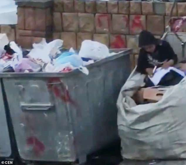 Be gai ti nan ngoi hoc tren bai rac khien nhieu nguoi xuc dong hinh anh 2