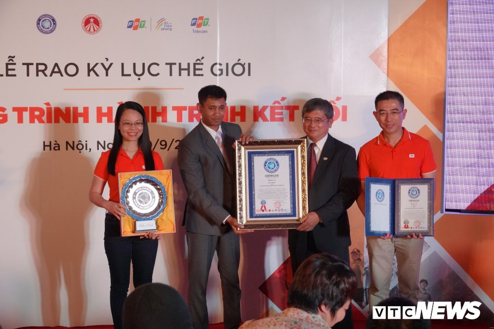 Dai dien WorldKings trao cho dai dien FPT chung nhan Ky luc The gioi cho chuong trinh Hanh trinh ket noi