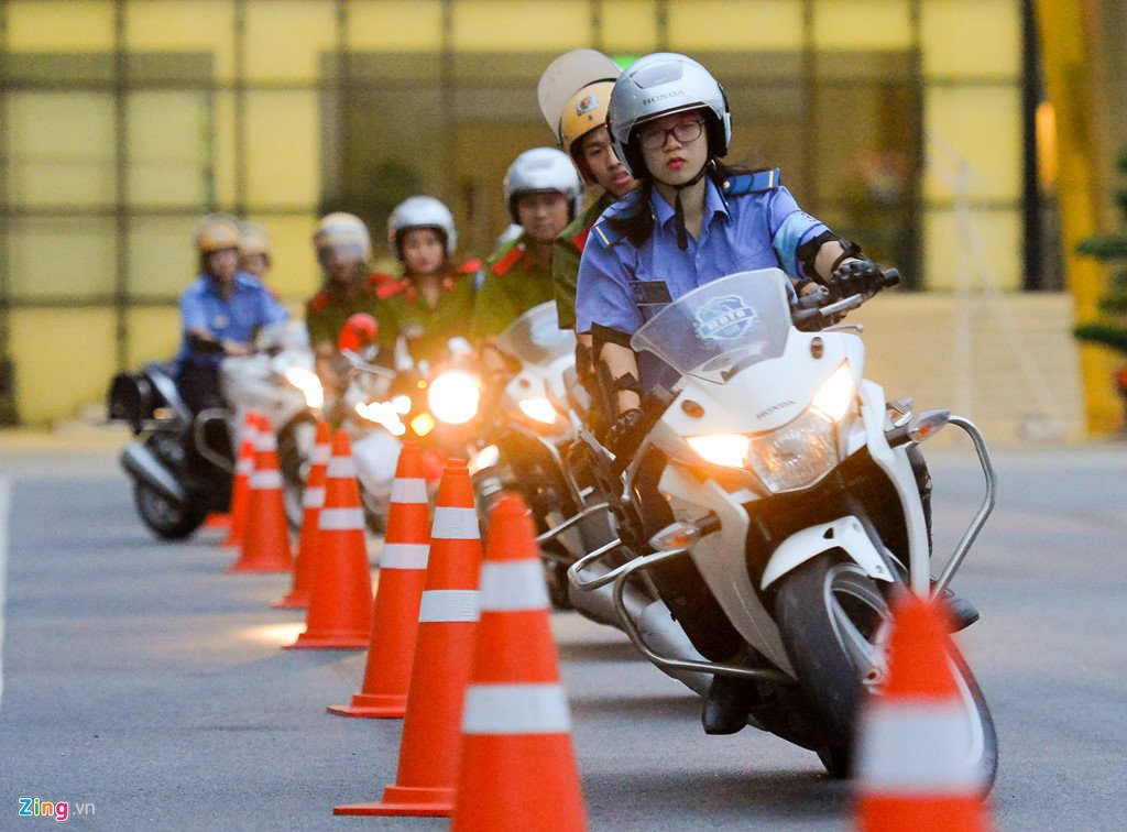 Nu canh sat tuong lai tro tai luon lach voi xe phan khoi lon hinh anh 10