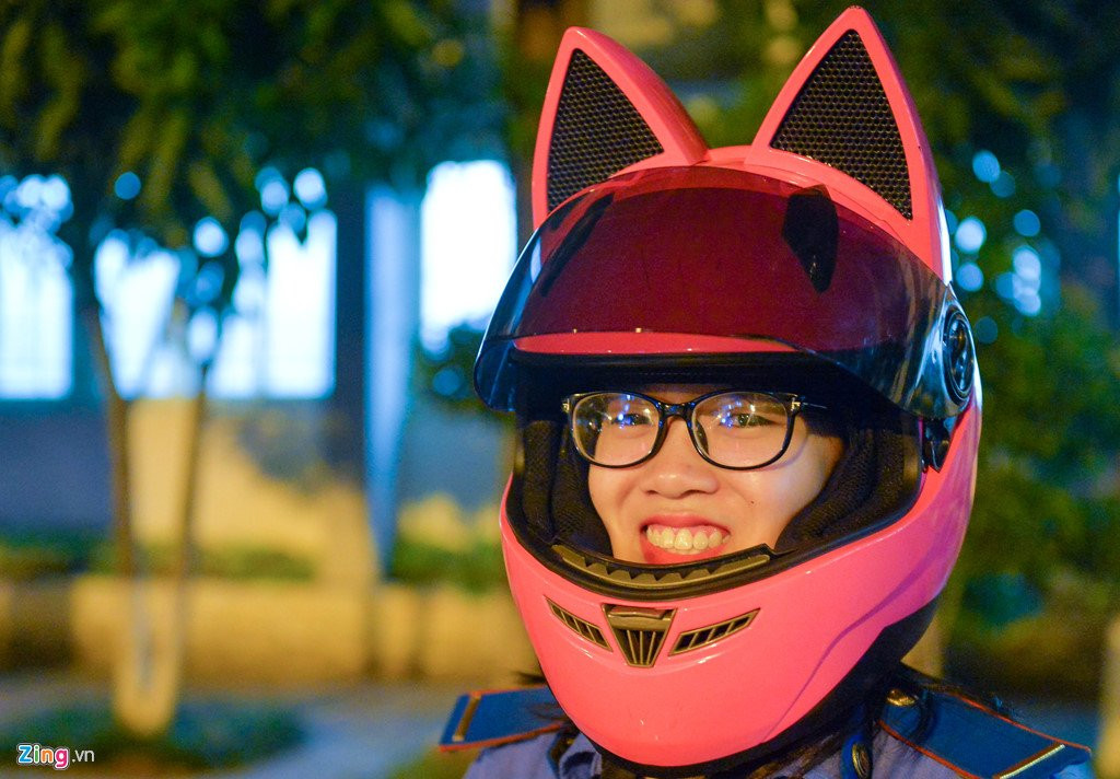 Nu canh sat tuong lai tro tai luon lach voi xe phan khoi lon hinh anh 11