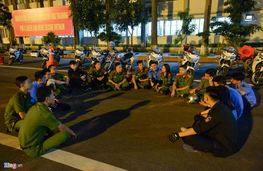 Nu canh sat tuong lai tro tai luon lach voi xe phan khoi lon hinh anh 12