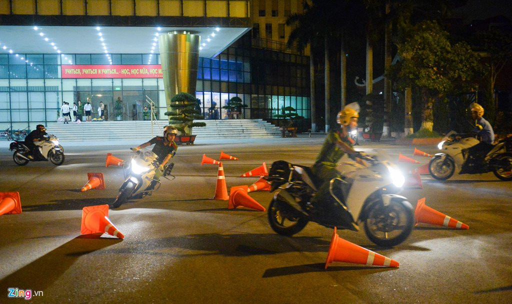 Nu canh sat tuong lai tro tai luon lach voi xe phan khoi lon hinh anh 1