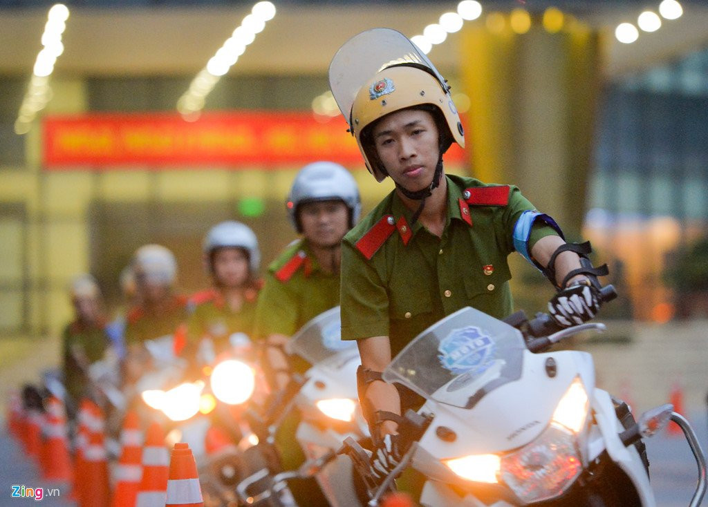 Nu canh sat tuong lai tro tai luon lach voi xe phan khoi lon hinh anh 2