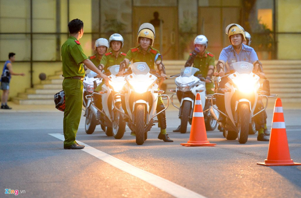 Nu canh sat tuong lai tro tai luon lach voi xe phan khoi lon hinh anh 3