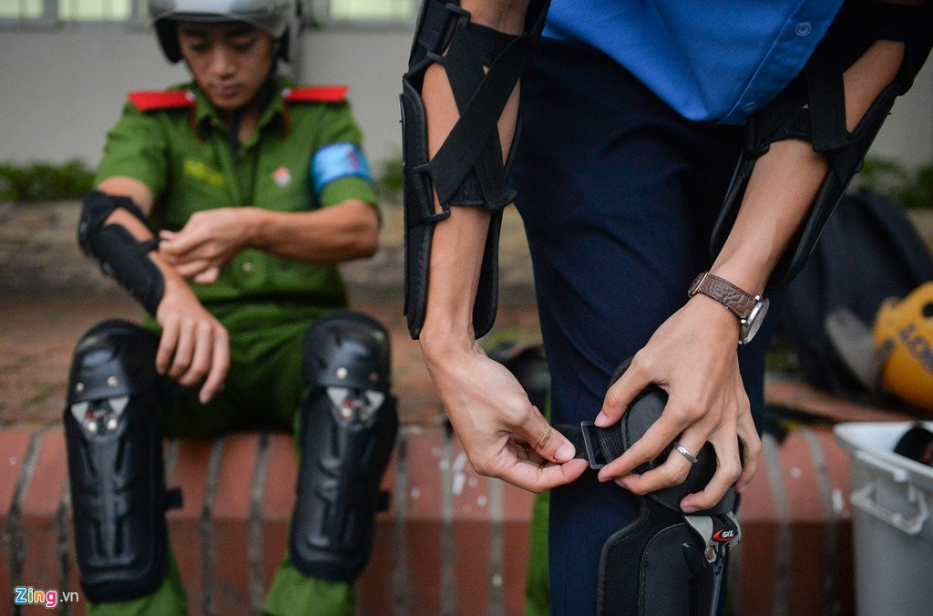 Nu canh sat tuong lai tro tai luon lach voi xe phan khoi lon hinh anh 4