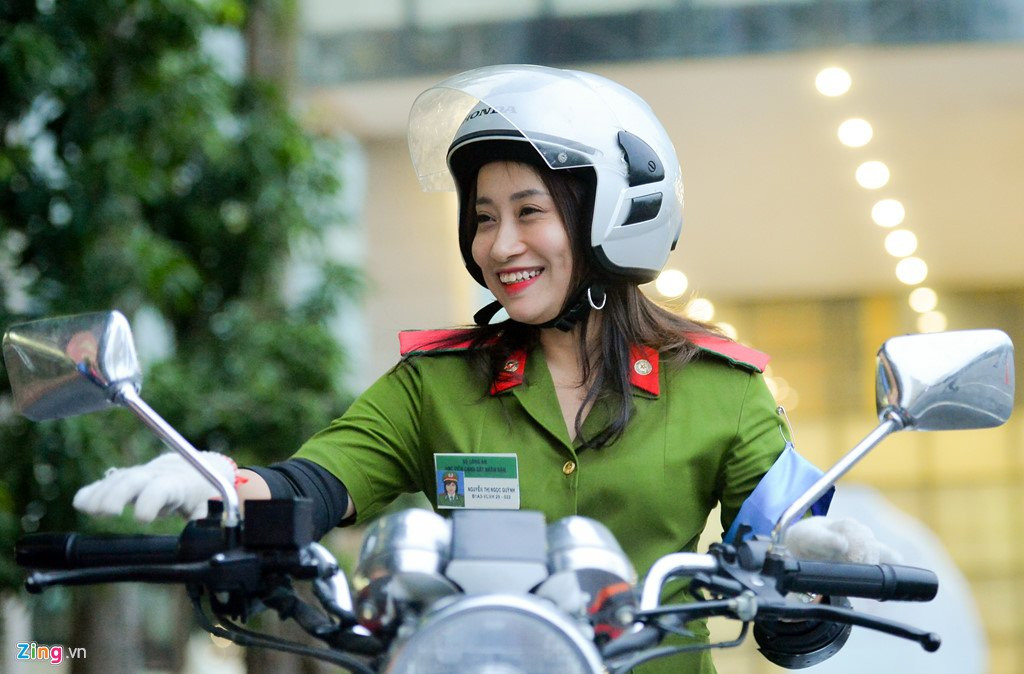 Nu canh sat tuong lai tro tai luon lach voi xe phan khoi lon hinh anh 5