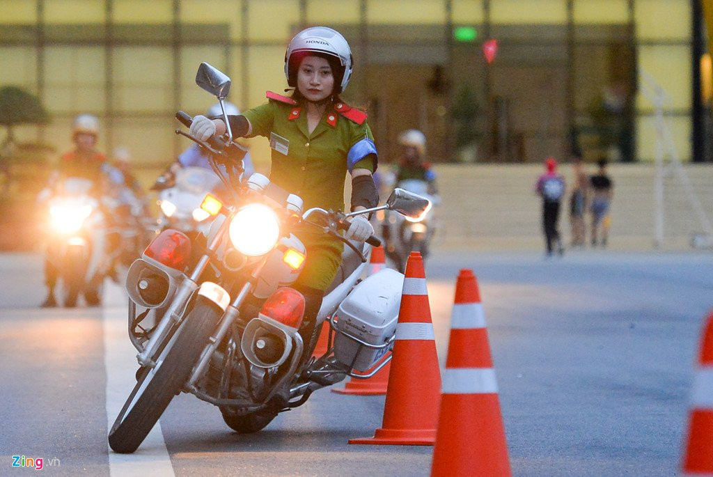 Nu canh sat tuong lai tro tai luon lach voi xe phan khoi lon hinh anh 6