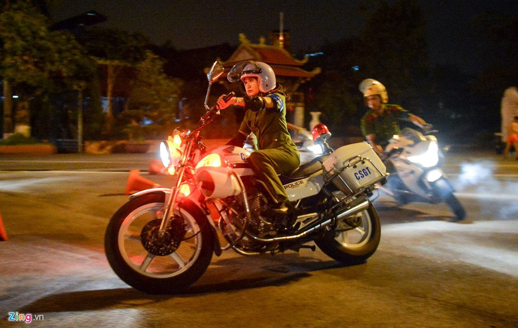 Nu canh sat tuong lai tro tai luon lach voi xe phan khoi lon hinh anh 7