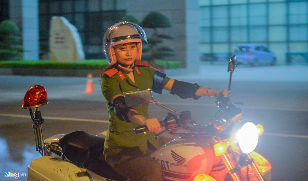 Nu canh sat tuong lai tro tai luon lach voi xe phan khoi lon hinh anh 8