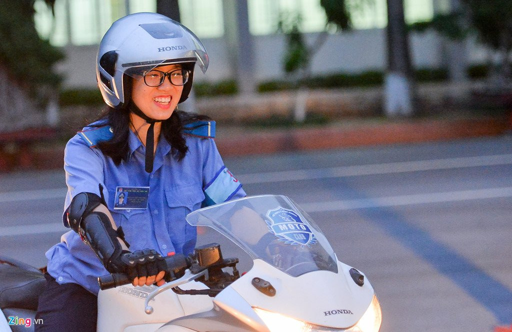 Nu canh sat tuong lai tro tai luon lach voi xe phan khoi lon hinh anh 9