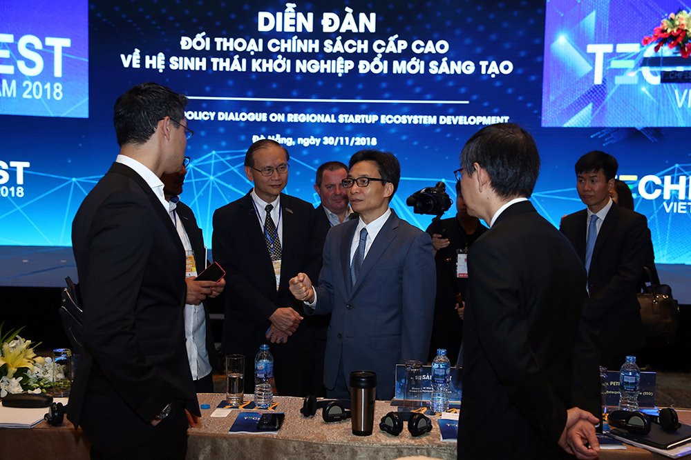 Pho thu tuong trao doi voi cac dien gia