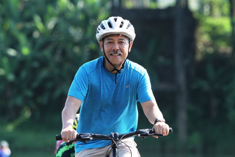 giao-su-quan-dui-mon-qua-tet-la-chiec-kinh-deo-trong-ve-thong-minh