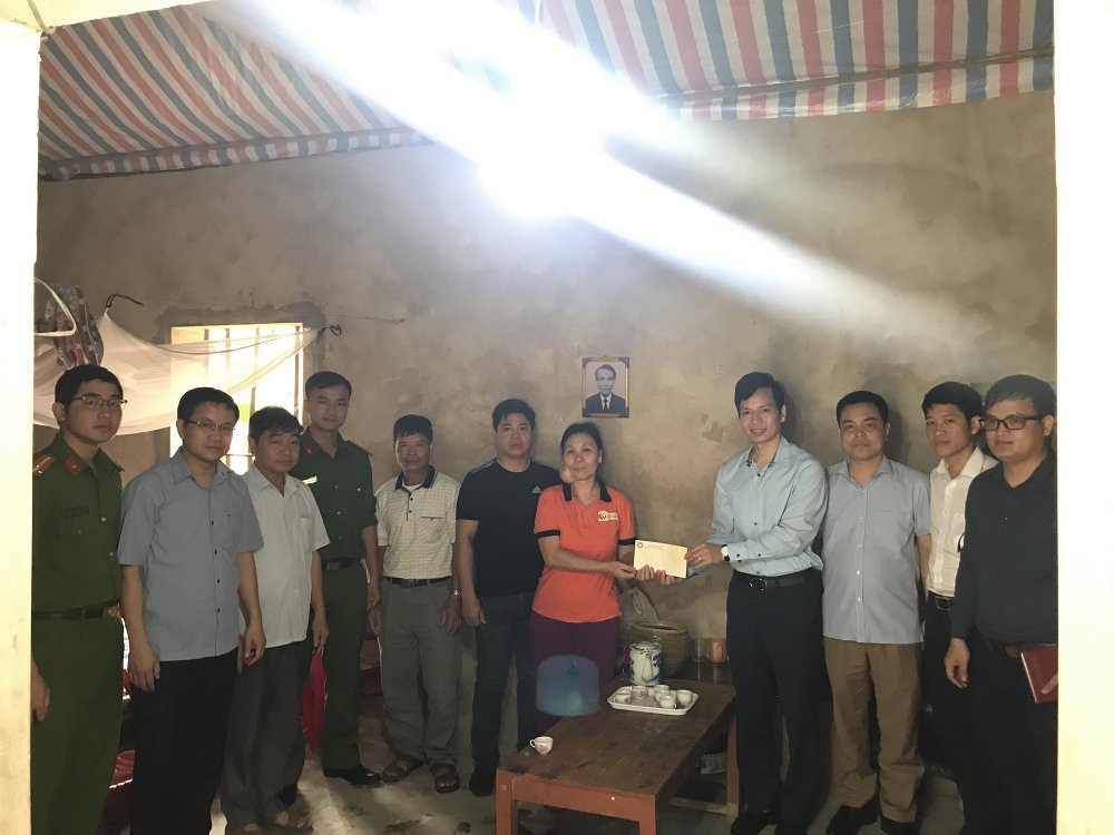 5. Chi doàn Khoa ANXH tham, tlng quà gia dình chính sách, có công vvi vvi cách mpng là giáo dân trên dfa bàn xa Phú Son, huybn Nho Quan.