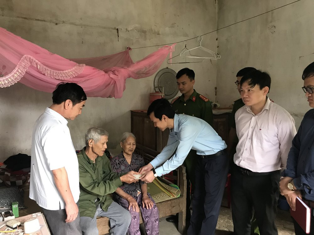 7. Chi doàn Khoa ANXH tham, tlng quà gia dình chính sách, có công vvi vvi cách mpng là giáo dân trên dfa bàn xa Phú Son, huybn Nho Quan. 3