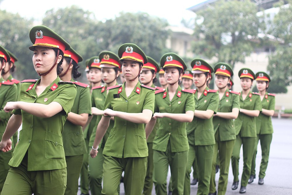 nu-sinh-canh-sat (10) 3