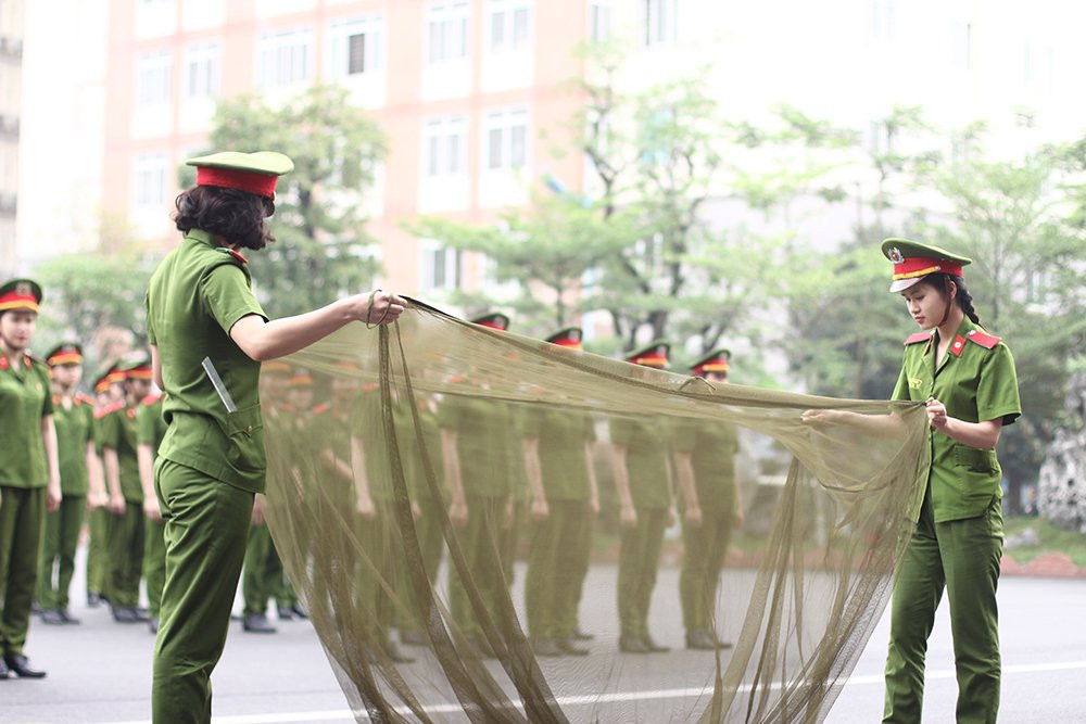 nu-sinh-canh-sat (11) 13