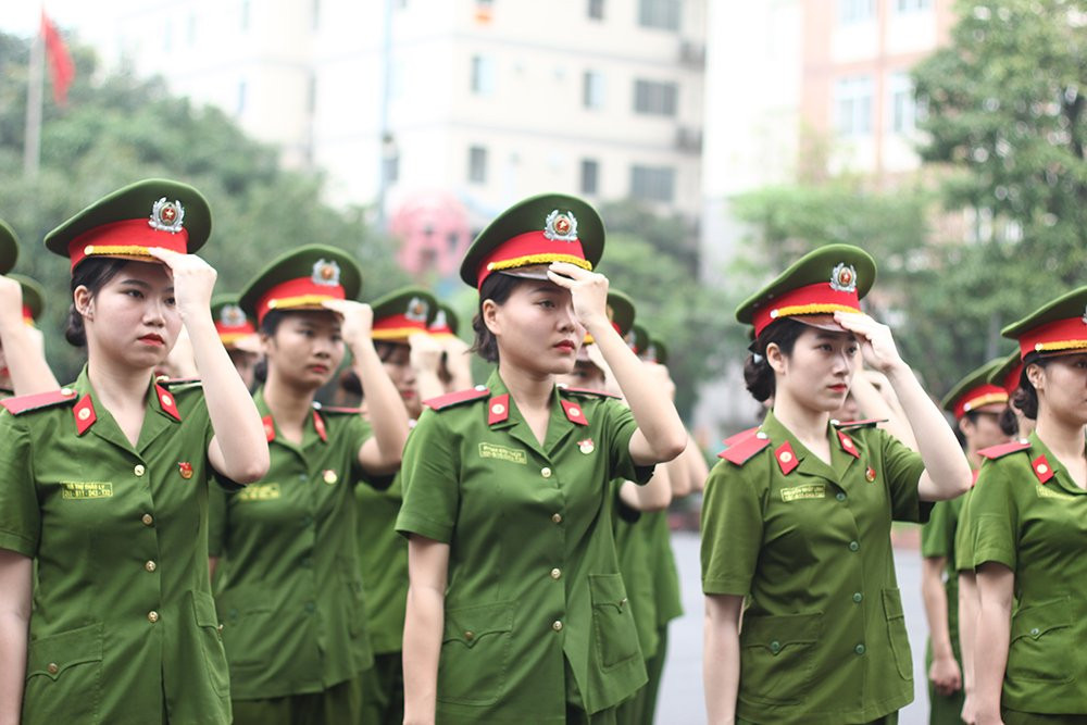 nu-sinh-canh-sat (14) 16