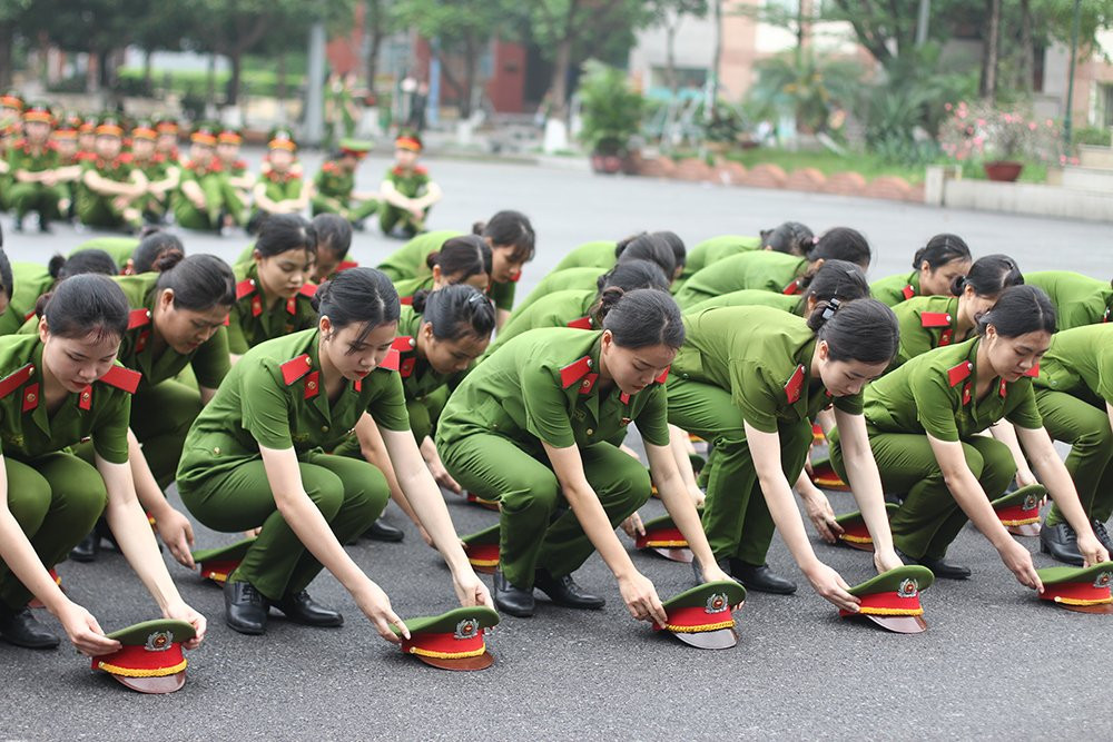 nu-sinh-canh-sat (15) 17