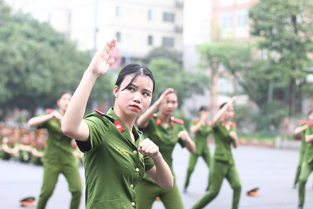 nu-sinh-canh-sat (16) 4