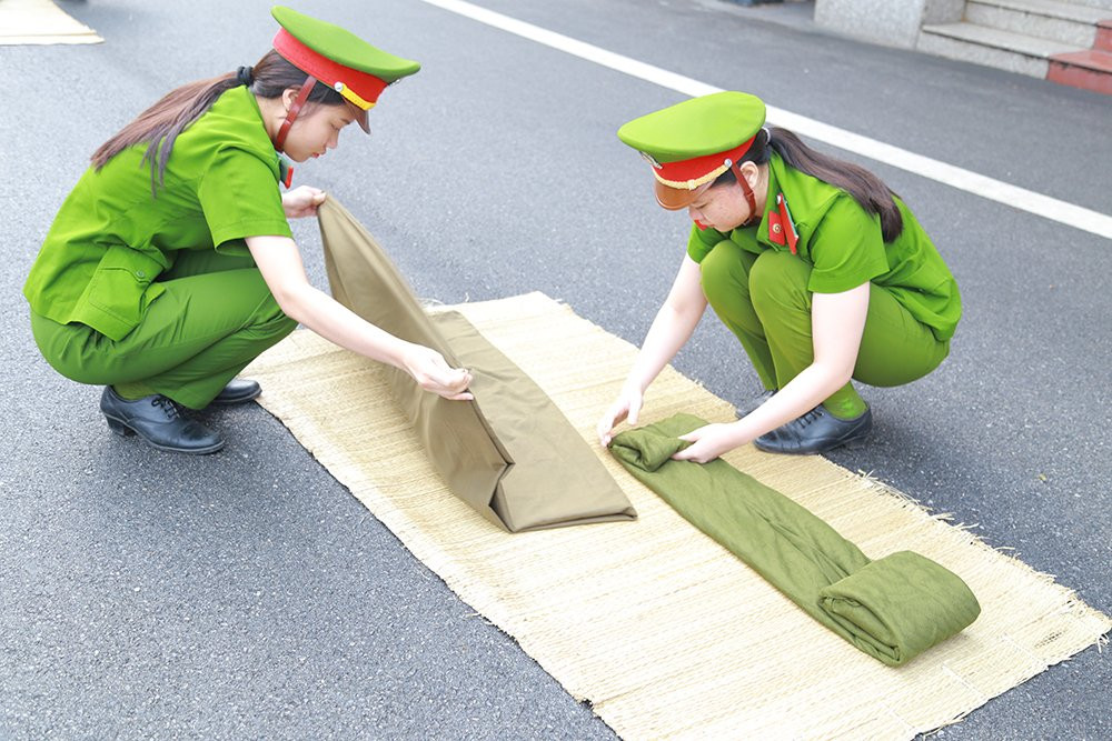 nu-sinh-canh-sat (3) 10