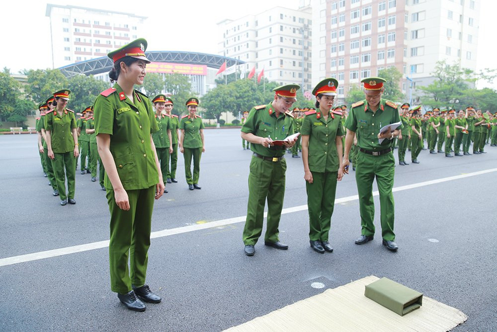 nu-sinh-canh-sat (5) 12