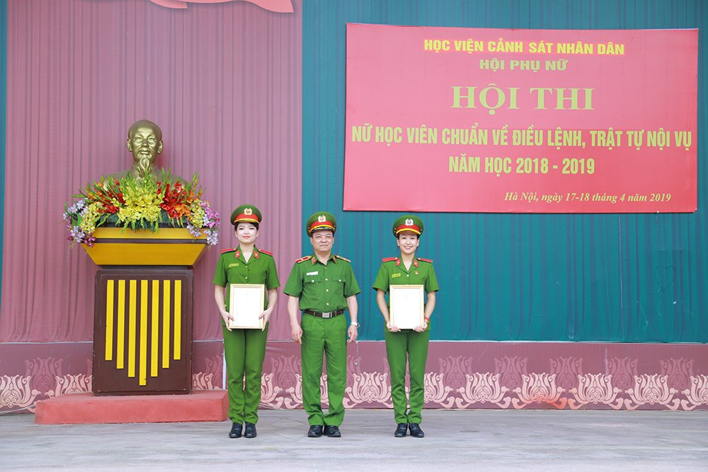 nu-sinh-canh-sat (6) 18