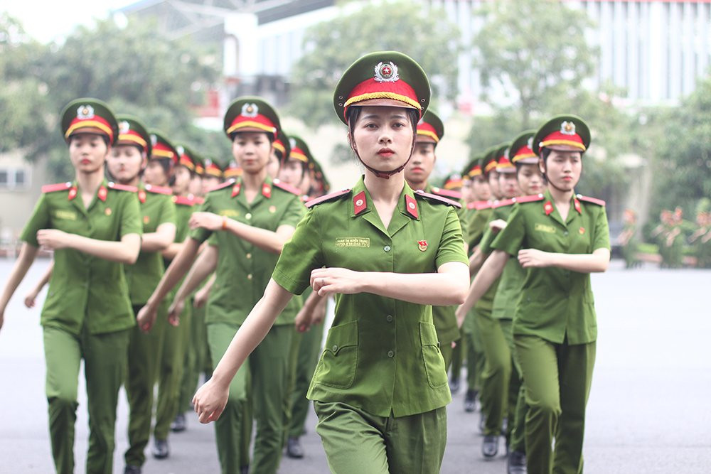 nu-sinh-canh-sat (8)