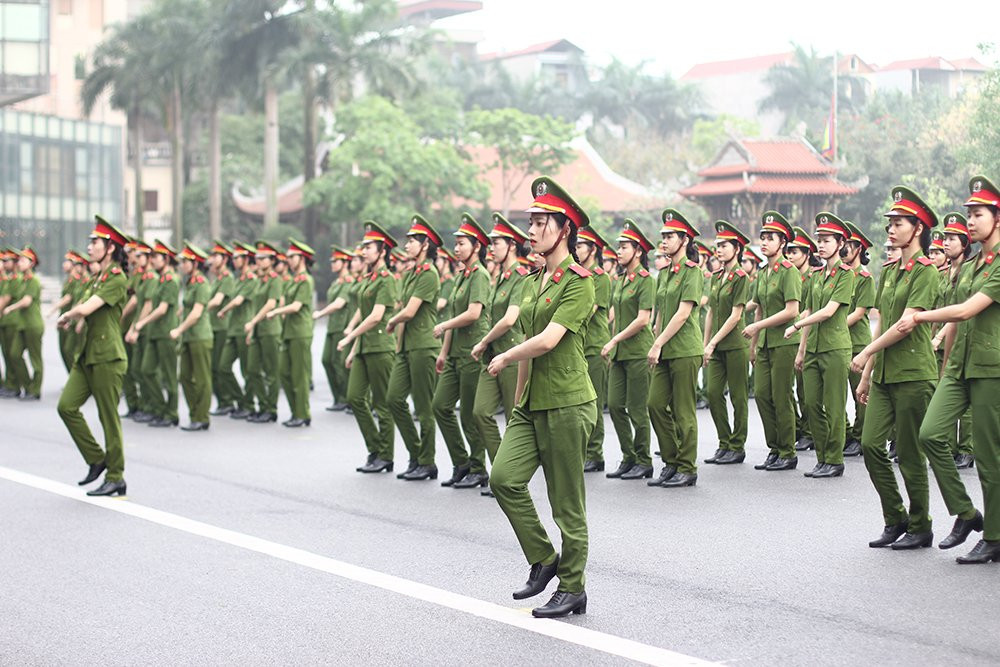 nu-sinh-canh-sat (9)