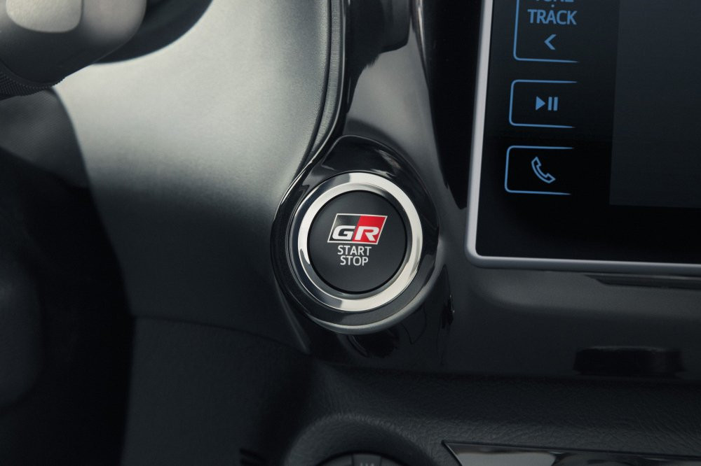 eba22280-toyota-hilux-gr-sport-3 3