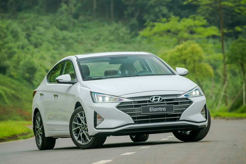 Hyundai-Elantra-2019-1