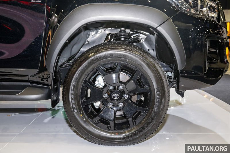 Toyota-Hilux-2-8-Black-Edition-4 3